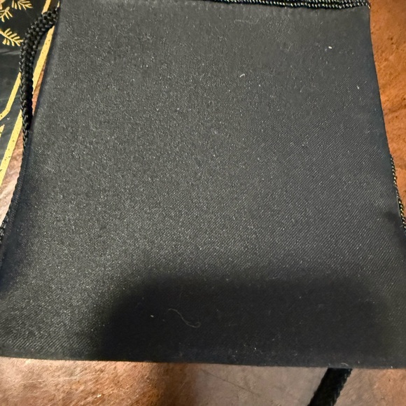 Elegant Black and Silver Jewelry Set - Picture 15 of 16